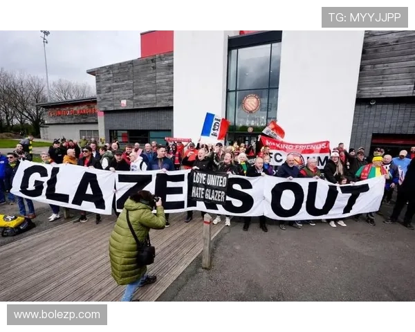 曼联老球迷被迫让座引争议